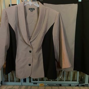 NWT- women’s suit size 20